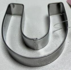 Hestesko metal udstikker 4,6 x 4,5 cm.