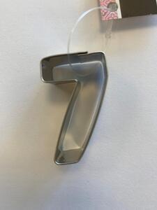 7 - Syv tal metal udstikker 4,0 x 2,5 cm.