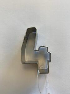4 - Four metal cutter 4,0 x 2,5 cm.