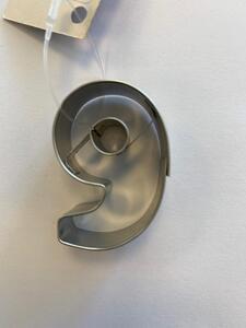 6 - Six (and 9 - Nine) metal cutter 4,0 x 2,5 cm.